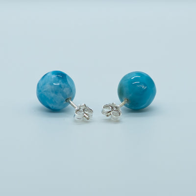 Paire de boucle d'oreille de couleur bleu intense, faite avec une pierre naturelle appelée larimar, de République Dominicaine. Tige et fermoir en argent 925