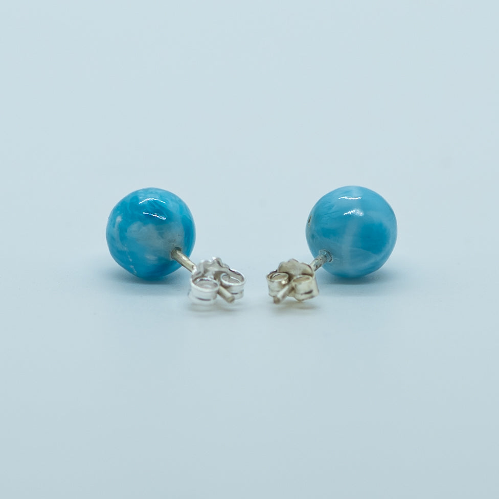 Paire de boucles d'oreilles avec des perles de larimar de plus de 10mm de diamètre montées sur une tige en argent. Perles d'un bleu puissant.