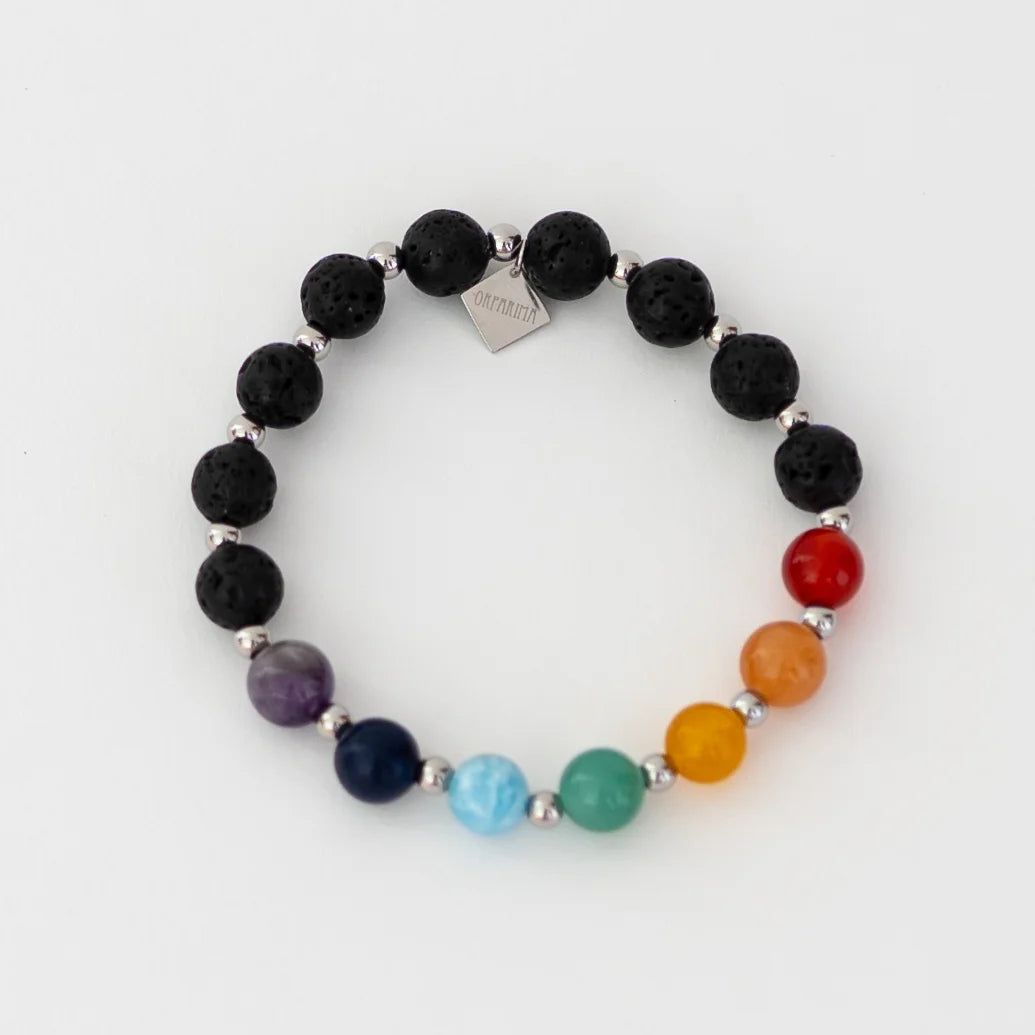 bracelet orparima caraibes, sept perles différentes aux couleurs des sept chakras. Le reste du brecelet est en perle de pierre de lave avec une breloque orparima.