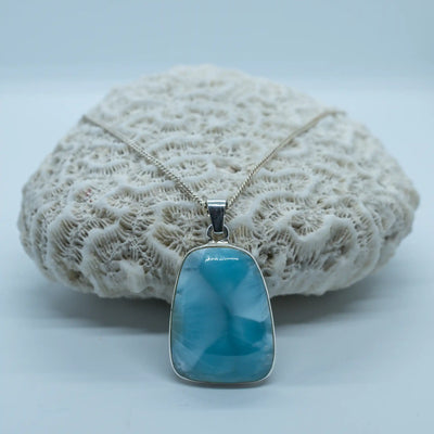 Pierre naturelle de Larimar de qualité premium taillé en forme de rectangle avec une partie plus large que l'autre. Larimar de République Dominicaine taillé à la main.